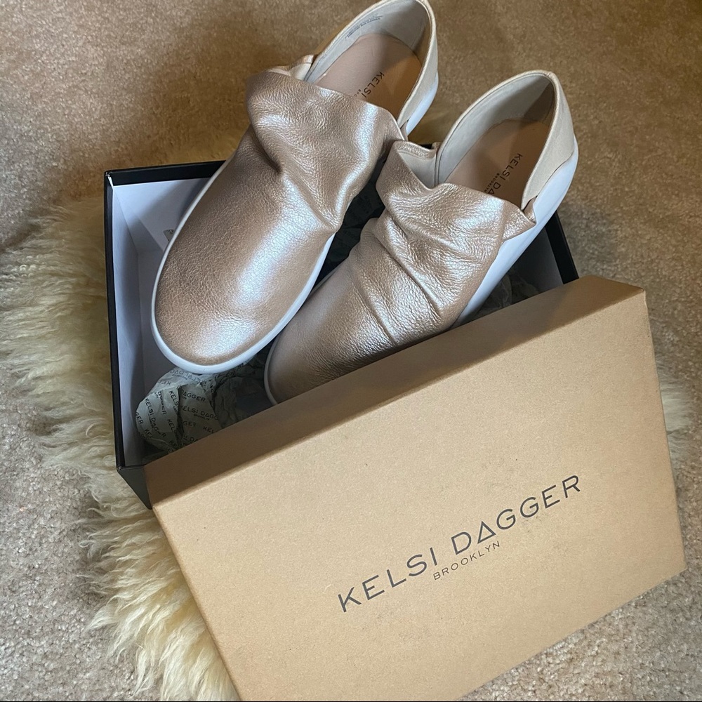 KELSI DAGGER SNEAKERS